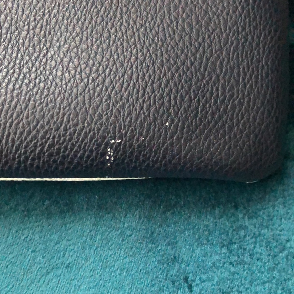Free w/ purchase or $5 NWOT GUESS Navy/White/Tan Wristlet - Picture 12 of 14